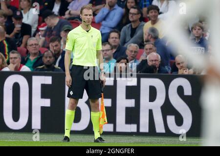 AMSTERDAM, NIEDERLANDE - 25. SEPTEMBER: Assistenzschiedsrichter Sjoerd Nanninga während des niederländischen Eredivisie-Spiels zwischen Ajax und FC Groningen in der Johan Cruijff Arena am 25. September 2021 in Amsterdam, Niederlande (Foto: Peter Lous/Orange Picts) Stockfoto