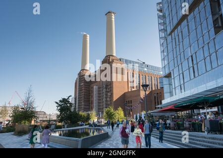 Die kultigen Schornsteine des stillgelegten Kohlekraftwerks Battersea - jetzt eine prestigeträchtige Neuentwicklung mit gemischter Nutzung Stockfoto