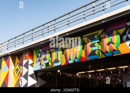 Der neue farbenfrohe Eingang zum Circus West Village bei Battersea Power von Morag Myerscough, Battersea, London, England, Großbritannien Stockfoto