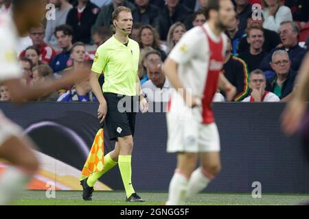 AMSTERDAM, NIEDERLANDE - 25. SEPTEMBER: Assistenzschiedsrichter Sjoerd Nanninga während des niederländischen Eredivisie-Spiels zwischen Ajax und FC Groningen in der Johan Cruijff Arena am 25. September 2021 in Amsterdam, Niederlande (Foto: Peter Lous/Orange Picts) Stockfoto