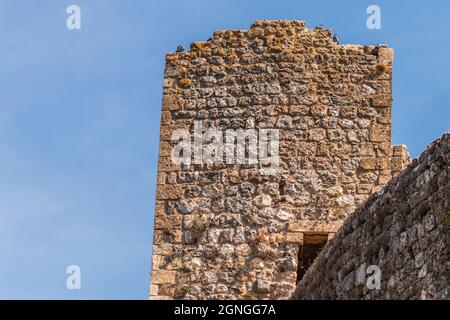 Blick auf einen Teil der Mauern von Monteriggioni. Diese Stadt liegt in der Provinz Siena (Toskana, Italien). Stockfoto