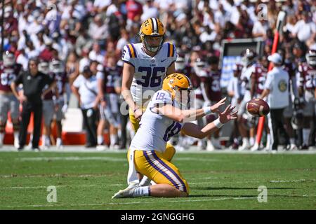 Starkville, MS, USA. September 2021. LSU Tigers Place Kicker Cade York (36) bereitet sich darauf vor, während des NCAA-Fußballspiels zwischen den LSU Tigers und den Mississippi State Bulldogs im Davis Wade Stadium in Starkville, MS, ein Feldtor zu schießen. Kevin Langley/CSM/Alamy Live News Stockfoto