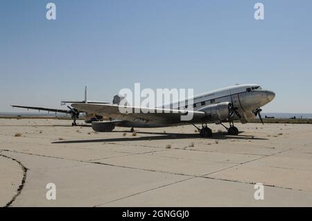 Die US-Luftwaffe MATTIERTE die C-47 auf dem Asphalt der South Base, der Edwards Air Force Base, Kalifornien Stockfoto