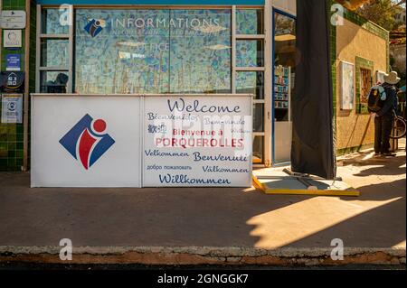 Porquerolles, Var, Frankreich - 19.09.21.2021: Willkommen bei der Tafel von Porquerolles. Begrüßungsbotschaften in vielen verschiedenen Sprachen. Signieren. Stockfoto