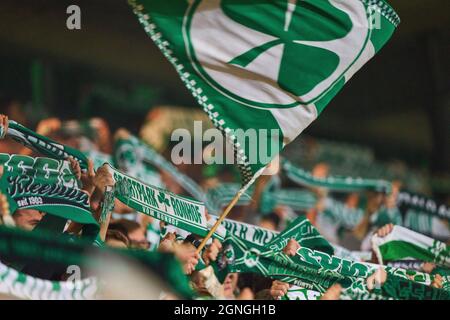 Fans Fürth im Spiel SpVgg GREUTHER FÜRTH - FC BAYERN MÜNCHEN 1-3 1.Deutsche Fußballliga am 24. September 2021 in Fürth, Deutschland. Saison 2021/2022, Spieltag 7, 1.Bundesliga, FCB, München, 7.Spieltag. © Peter Schatz / Alamy Live News - die DFL-VORSCHRIFTEN VERBIETEN DIE VERWENDUNG VON FOTOS als BILDSEQUENZEN und/oder QUASI-VIDEO - Stockfoto