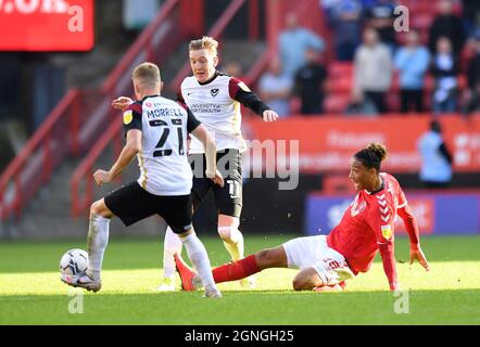 Charlton Athletic's Sean Clare (rechts) versucht, den Portsmouth-Spieler Joe Morrell während des Sky Bet League One-Spiels im Londoner Valley zu bekämpfen. Bilddatum: Samstag, 25. September 2021. Stockfoto