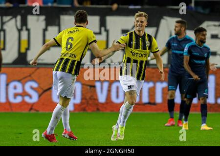 ARNHEM, NIEDERLANDE - 25. SEPTEMBER: Nikolai Baden Frederiksen von Vitesse, Jacob Rasmussen von Vitesse feiern nach dem ersten Treffer ihres Teams beim niederländischen Eredivisie-Spiel zwischen Vitesse und Fortuna Sittard am 25. September 2021 in Gelredome in Arnhem, Niederlande (Foto: Marcel Bonte/Orange Picles) Stockfoto