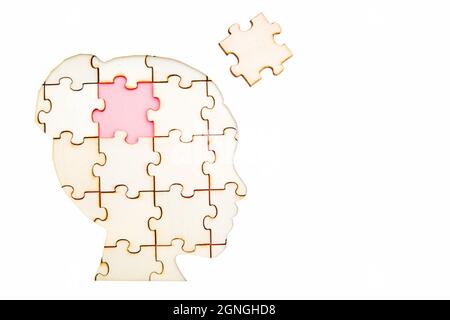 Frau Kopf Profil geformt Puzzle mit dem letzten Stück gesetzt werden, in Position isoliert auf weiß. Geschäftsidee und Know-how Umsetzung concep Stockfoto
