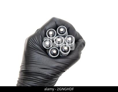 Eine Reihe korrodierter AA-Batterien in einer schwarzen, mit Handschuhen isolierten Hand auf weißem Hintergrund. Stockfoto