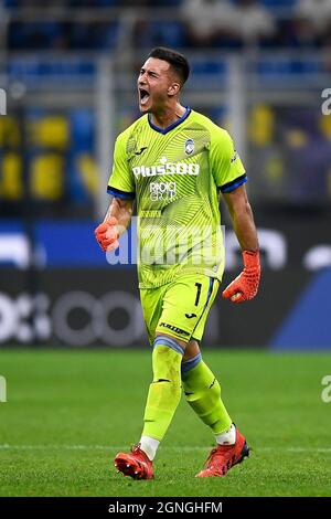 Mailand, Italien. 25. September 2021. Juan Musso von Atalanta BC feiert während der Serie Ein Fußballspiel zwischen dem FC Internazionale und Atalanta BC. Kredit: Nicolò Campo/Alamy Live Nachrichten Stockfoto