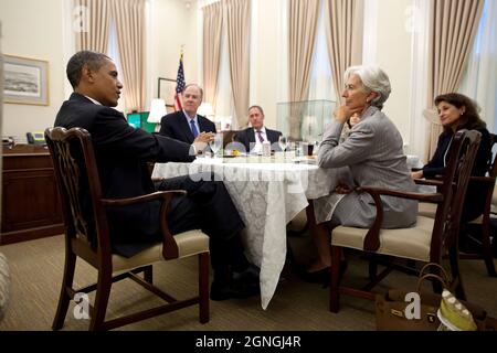 Präsident Barack Obama spricht mit Christine Lagarde, Geschäftsführerin des Internationalen Währungsfonds, während eines Treffens im Westflügel-Büro des Nationalen Sicherheitsberaters im Weißen Haus am 7. September 2011. An dem Treffen nehmen von links: Tom Donilon, nationaler Sicherheitsberater, Mike Froman, stellvertretender nationaler Sicherheitsberater für internationale Wirtschaftsangelegenheiten, Caroline Atkinson, Sonderassistentin des Präsidenten für internationale Wirtschaftsangelegenheiten, und Nemat Shafik, stellvertretender geschäftsführender Direktor des IWF, Teil. (Offizielles Foto des Weißen Hauses von Pete Souza) Dieses offizielle Foto des Weißen Hauses ist b Stockfoto