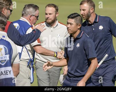 Kohler, Usa. September 2021. Collin Morikawa und Dustin Johnson des US-Teams feiern den Spielsieg am Samstag, den 25. September 2021 in Kohler, Wisconsin, auf dem 17. Grünen im 43. Ryder Cup in Whistling Straits. Foto von Mark Black/UPI Credit: UPI/Alamy Live News Stockfoto