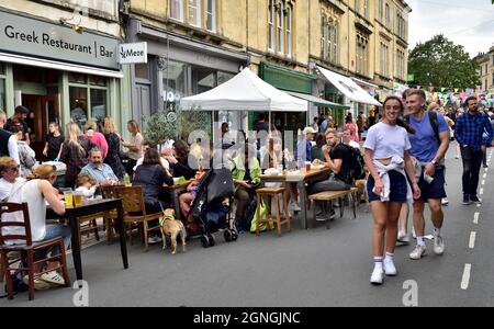 Straßenparty, Fußgängerzone mit Cafés, Restaurants und Bars sowie anderen Geschäften auf der Straße Stockfoto