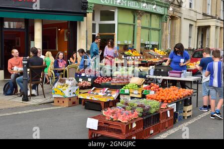 Straßenparty, Fußgängerzone mit Cafés, Restaurants und Bars sowie Obst- und Gemüseladen auf der Straße Stockfoto