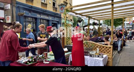 Sommerliche Straßenparty, Fußgängerzone mit Cafés, Restaurants und Bars sowie anderen Geschäften auf der Straße Stockfoto