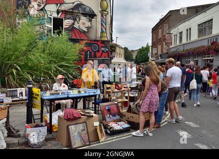 Sommerparty auf der Straße, Fußgängerzone mit Brick-A-brack-Stand vor dem Wandgemälde, Großbritannien Stockfoto