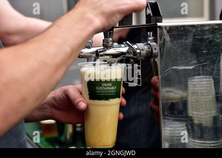 Ein Pint Bier mit dem Logo „nachhaltig und verantwortungsvoll trinken“ auf das Glas ziehen Stockfoto