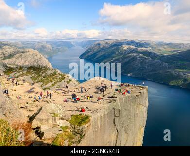 Preikestolen oder prekestolen oder Pulpit Rock ist eine berühmte Touristenattraktion in der Nähe von Stavanger, Norwegen. Preikestolen ist eine steile Klippe, steigt über den Stockfoto