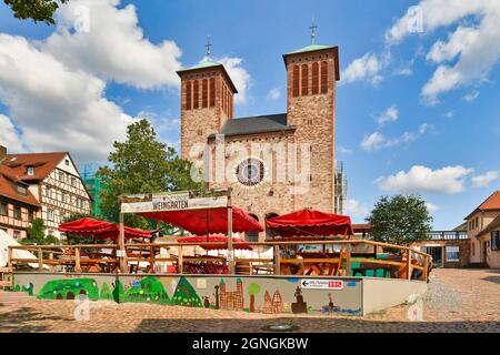 Bensheim, Deutschland - 2021. August: Pfarrkirche St. Georg mit temporärem Pop-up-Restaurant im alten historischen Stadtzentrum an sonnigen Sommertagen Stockfoto