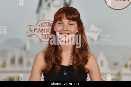 Köln, Deutschland. September 2021. Schauspielerin Emilia Maier kommt zur Premiere des Kinder- und Familienfilms die Schule der magischen Tiere. - Kinostart ist 14.10.2021 Credit: Horst Galuschka/dpa/Alamy Live News Stockfoto