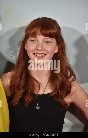 Köln, Deutschland. September 2021. Schauspielerin Emilia Maier kommt zur Premiere des Kinder- und Familienfilms die Schule der magischen Tiere. - Kinostart ist 14.10.2021 Credit: Horst Galuschka/dpa/Alamy Live News Stockfoto