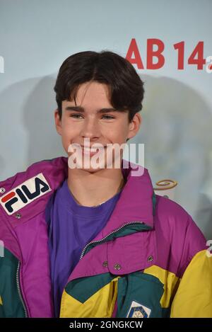 Köln, Deutschland. September 2021. Schauspieler Loris Sichrovsky kommt zur Premiere des Kinder- und Familienfilms die Schule der magischen Tiere. - Kinostart ist 14.10.2021 Credit: Horst Galuschka/dpa/Alamy Live News Stockfoto