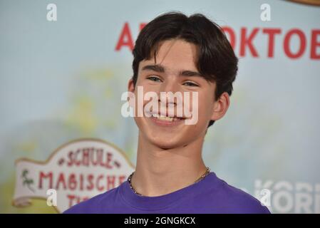 Köln, Deutschland. September 2021. Schauspieler Loris Sichrovsky kommt zur Premiere des Kinder- und Familienfilms die Schule der magischen Tiere. - Kinostart ist 14.10.2021 Credit: Horst Galuschka/dpa/Alamy Live News Stockfoto