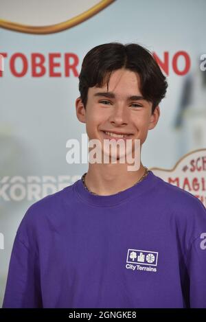 Köln, Deutschland. September 2021. Schauspieler Loris Sichrovsky kommt zur Premiere des Kinder- und Familienfilms die Schule der magischen Tiere. - Kinostart ist 14.10.2021 Credit: Horst Galuschka/dpa/Alamy Live News Stockfoto