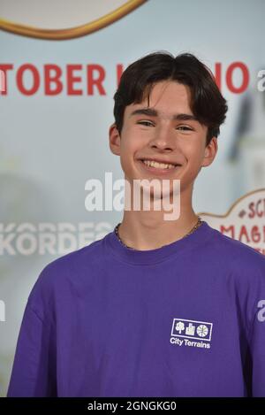 Köln, Deutschland. September 2021. Schauspieler Loris Sichrovsky kommt zur Premiere des Kinder- und Familienfilms die Schule der magischen Tiere. - Kinostart ist 14.10.2021 Credit: Horst Galuschka/dpa/Alamy Live News Stockfoto