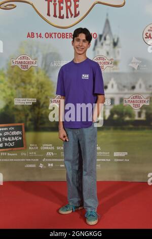 Köln, Deutschland. September 2021. Schauspieler Loris Sichrovsky kommt zur Premiere des Kinder- und Familienfilms die Schule der magischen Tiere. - Kinostart ist 14.10.2021 Credit: Horst Galuschka/dpa/Alamy Live News Stockfoto