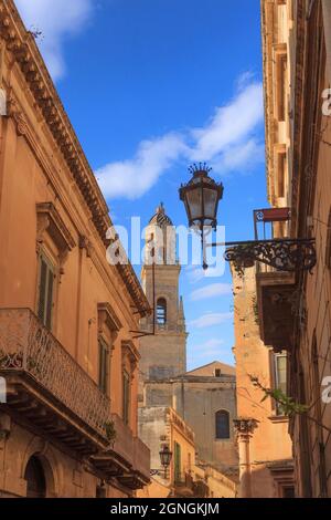 Typische Ansicht der Altstadt von Lecce in Süditalien: Im Hintergrund der Glockenturm der Kathedrale von Lecce. Stockfoto