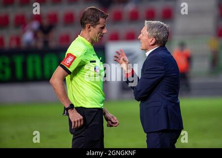 Essevees Cheftrainer Francky Dury erhält von Schiedsrichter Jan Boterberg während eines Fußballkampfes zwischen SV Zulte Waregem und KV Kortrijk, Sa, eine gelbe Karte Stockfoto