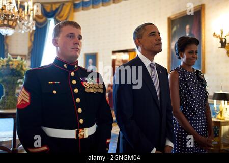 Präsident Barack Obama und First Lady Michelle Obama warten mit Dakota Meyer im Blauen Saal des Weißen Hauses vor dem Beginn der Ehrenmedaillenübergabe im Ostsaal am 15. September 2011. Meyer, damals ein Korps der Marine, erhielt am 8. September 2009 für seine Taten die Ehrenmedaille, während er in der Provinz Kunar, Afghanistan, diente. (Offizielles Foto des Weißen Hauses von Pete Souza) Dieses offizielle Foto des Weißen Hauses wird nur zur Veröffentlichung durch Nachrichtenorganisationen und/oder zum persönlichen Druck durch die Betreffzeile(en) des Fotos zur Verfügung gestellt. Das Foto ist möglicherweise nicht der Fall Stockfoto