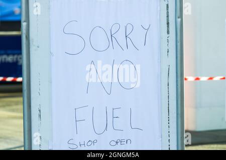 LONDON, ENGLAND, September 25 2021 Ein Schild mit der Aufschrift "Sorry No Fuel" außerhalb einer Tankstelle, aufgrund eines Mangels an LKW-Fahrern kam es zu einem Mangel an Kraftstoff, der an Tankstellen eintraf, was Kunden zu Panik beim Kauf führte.Quelle: Lucy North/Alamy Live News Stockfoto