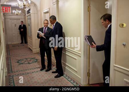 Präsident Barack Obama diskutiert seine Rede vor der Generalversammlung der Vereinten Nationen mit Ben Rhodes, dem stellvertretenden nationalen Sicherheitsberater für strategische Kommunikation, im Waldorf Astoria Hotel in New York, NY, am 21. September 2011. Pressekretär Jay Carney ist rechts. (Offizielles Foto des Weißen Hauses von Pete Souza) Dieses offizielle Foto des Weißen Hauses wird nur zur Veröffentlichung durch Nachrichtenorganisationen und/oder zum persönlichen Druck durch die Betreffzeile(en) des Fotos zur Verfügung gestellt. Das Foto darf in keiner Weise manipuliert werden und darf nicht in kommerziellen oder politischen Materialien verwendet werden, Werbung Stockfoto