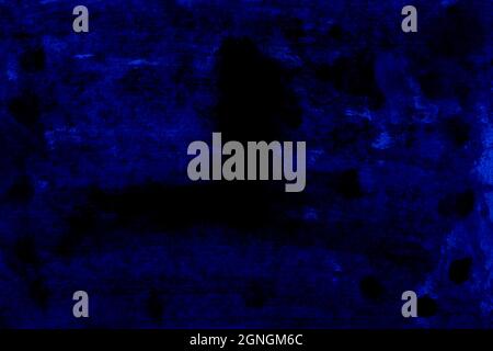 Abstrakter blauer Aquarellhintergrund mit schwarzer Silhouette in der Mitte. Stockfoto