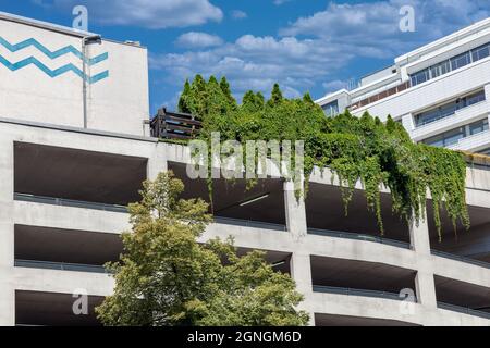 Parkhaus in Berlin mit Dachgarten im obersten Stock Stockfoto