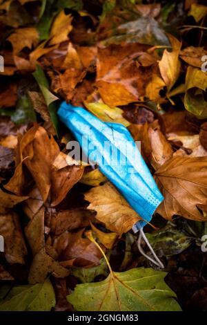 Maske auf dem Boden. Covid-19-Krise. Brüssel, Belgien. Stockfoto