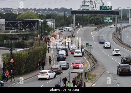 LONDON, GROSSBRITANNIEN. AM 25. SEPTEMBER 2021 protestieren die Demonstranten, die Müllverbrennung in der Müllverbrennungsanlage von Edmonton in Edmonton, Nord-London, England, zu stoppen. (Kredit: Ivan Yordanov | MI Nachrichten) Kredit: MI Nachrichten & Sport /Alamy Live Nachrichten Stockfoto