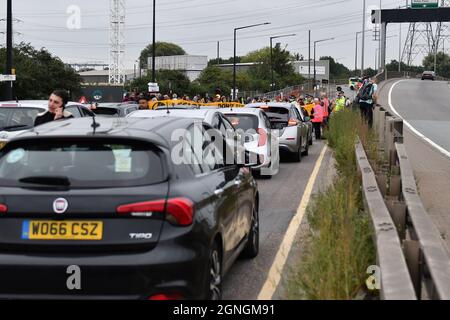 LONDON, GROSSBRITANNIEN. AM 25. SEPTEMBER 2021 protestieren die Demonstranten, die Müllverbrennung in der Müllverbrennungsanlage von Edmonton in Edmonton, Nord-London, England, zu stoppen. (Kredit: Ivan Yordanov | MI Nachrichten) Kredit: MI Nachrichten & Sport /Alamy Live Nachrichten Stockfoto