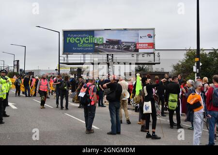 LONDON, GROSSBRITANNIEN. AM 25. SEPTEMBER 2021 protestieren die Demonstranten, die Müllverbrennung in der Müllverbrennungsanlage von Edmonton in Edmonton, Nord-London, England, zu stoppen. (Kredit: Ivan Yordanov | MI Nachrichten) Kredit: MI Nachrichten & Sport /Alamy Live Nachrichten Stockfoto