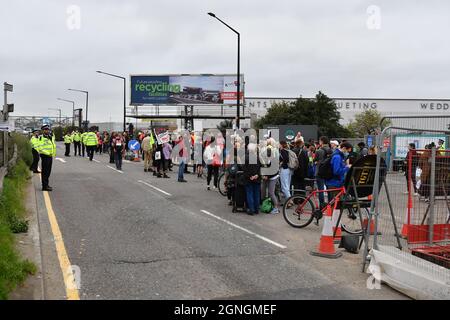 LONDON, GROSSBRITANNIEN. AM 25. SEPTEMBER 2021 protestieren die Demonstranten, die Müllverbrennung in der Müllverbrennungsanlage von Edmonton in Edmonton, Nord-London, England, zu stoppen. (Kredit: Ivan Yordanov | MI Nachrichten) Kredit: MI Nachrichten & Sport /Alamy Live Nachrichten Stockfoto