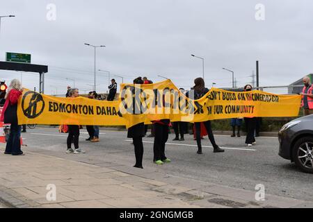 LONDON, GROSSBRITANNIEN. AM 25. SEPTEMBER 2021 protestieren die Demonstranten, die Müllverbrennung in der Müllverbrennungsanlage von Edmonton in Edmonton, Nord-London, England, zu stoppen. (Kredit: Ivan Yordanov | MI Nachrichten) Kredit: MI Nachrichten & Sport /Alamy Live Nachrichten Stockfoto