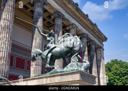 Fassade mit ikonischen Säulen und Statue Löwen Kämpfer Altes Museum in Berlin, Deutschland Stockfoto