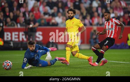 London, Großbritannien. September 2021. 25. September 2021 - Brentford gegen Liverpool - die Premier League Mohamed Salah punktet für Liverpool Bildnachweis: Kredit: Mark Pain/Alamy Live News Stockfoto