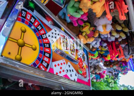 Münzprüfermaschine mit einem Kartenspiel Stockfoto