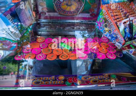 Münzprüfermaschine mit vielen Münzen Stockfoto