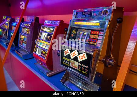 Im Dingles Fairground Heritage Center werden Spielautomaten mit Münzbetrieb ausgestellt Stockfoto