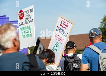 Corona-Impfstoffgegner demonstrieren am 25.09.21 gegen die Corona-Maßnahmen in der Schweiz in Uster Credit: Tim Eckert/Alamy Live News Credit: Tim Eckert/Alamy Live News Stockfoto