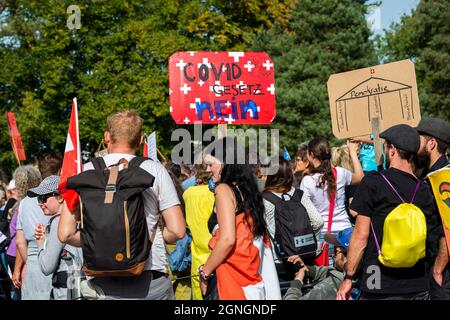 Corona-Impfstoffgegner demonstrieren am 25.09.21 gegen die Corona-Maßnahmen in der Schweiz in Uster Credit: Tim Eckert/Alamy Live News Credit: Tim Eckert/Alamy Live News Stockfoto